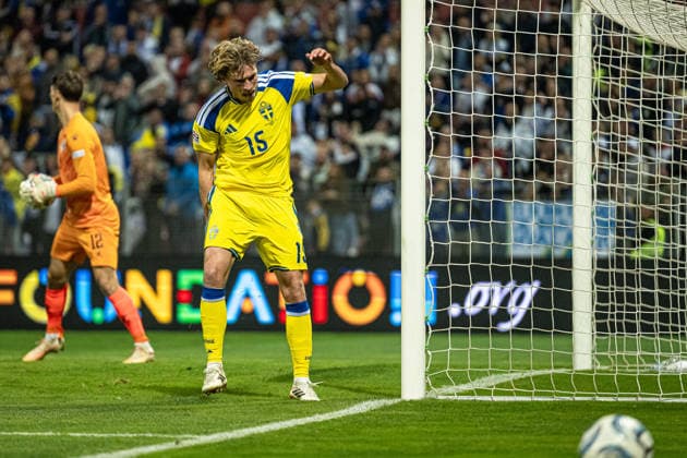 261002 Carl Starfelt of Sweden in pain during the Nations League soccer match between Bosnia and Herzegovina and Sweden on October 2, 2026 in Zenica. Photo by Ludvig Thunman, BILDBYRAN, code LT LT0823, soccer, football, fotball, Nations League, UEFA Nations League, Bosnia and Herzegovina, Sweden, Sweden A, bbeng Copyright: LUDVIGxTHUNMAN BB261002LT125