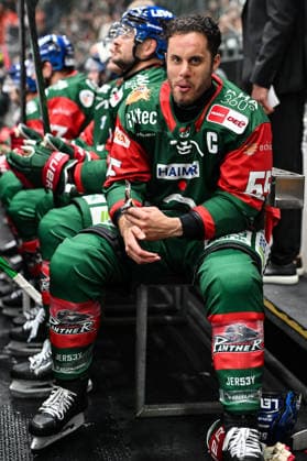 Penny DEL: Augsburger Panther vs. Grizzlys Wolfsburg, October 2, 2026, AUGSBURG, GERMANY OCTOBER 2 Ryan BUTTON of the Augsburger Panther, No. 55, enjoys a snack during the Penny DEL game between the Augsburger Panther and the Grizzlys Wolfsburg on Matchday 5 at Curt Frenzel Stadium Copyright: xBEAUTIFULxSPORTS Goldbergx