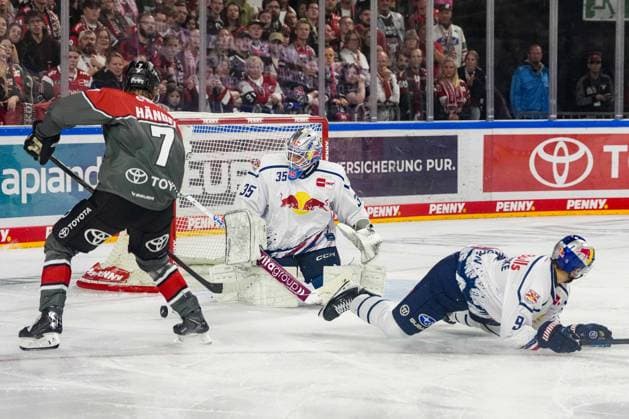 Ice Hockey: Penny DEL, Matchday 5—Cologne Sharks vs. EHC Red Bull Munich on October 2, 2026, at the Lanxess Arena in Cologne. Carlos Händel (Cologne), left: Mathias Niederberger (Munich), center: Moritz Warnecke (Munich), right: In accordance with the regulations of the DEL (German Ice Hockey League), the publication and further use of the footage in electronic media and on devices of any kind during the game is not permitted xDMx