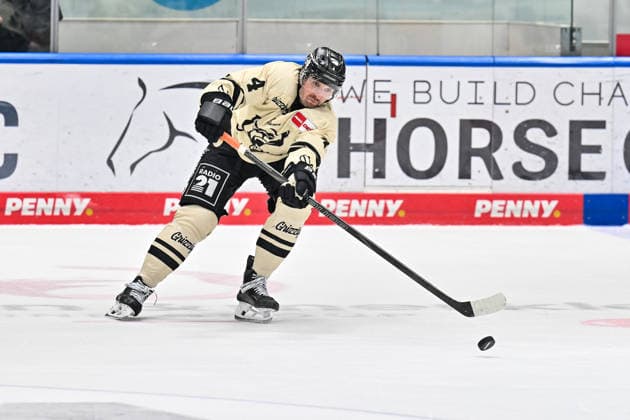 Penny DEL, Augsburger Panther vs. Grizzlys Wolfsburg, October 2, 2026, AUGSBURG, GERMANY October 2: Keaton THOMPSON of the Grizzlys Wolfsburg plays a pass during the DEL match between the Augsburger Panther and the Grizzlys Wolfsburg on Matchday 5 at Curt Frenzel Stadium Copyright: xBEAUTIFULxSPORTS Goldbergx