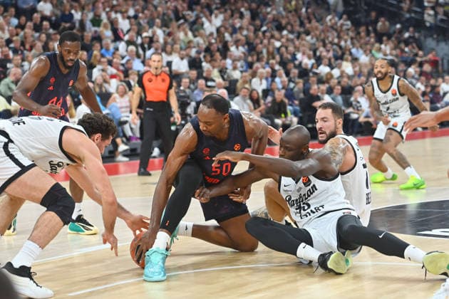 Austin WILEY FCB, Action, Tackle against Partizan Belgrade, re, Battle for the ball on the floor, EuroLeague Basketball, 2026–2027 season, FC Bayern Munich vs. Partizan Belgrade on October 2, 2026, S A P G A R D EN