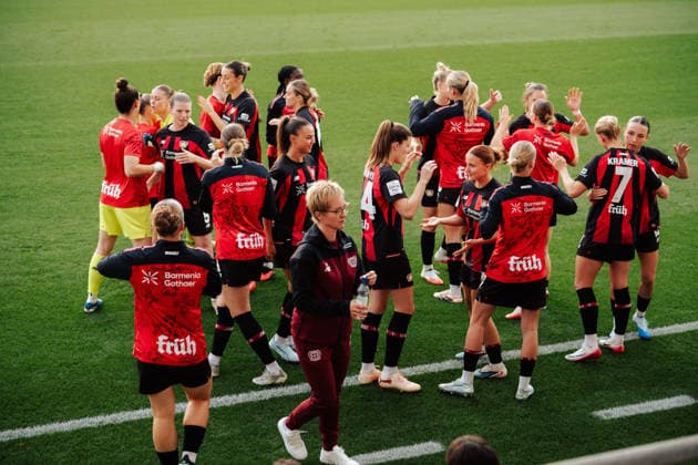 02.10.26, Women, Football, Google Pixel Frauen Bundesliga, Season 2026 2027, Bayer 04 Leverkusen - SV Werder Bremen, Matchday 6 Player of Bayer 04 Leverkusen shake hands before the match Leverkusen Ulrich-Haberland-Stadion NRW Deutschland