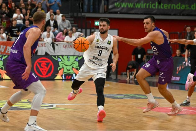Buzz Anthony (Artland Dragons), No. 09, takes the ball against Mathis Moenninghoff (BG Göttingen), No. 17, and Omar Pajic (BG Göttingen), No. 29; Artland Dragons vs. BG Göttingen, 2nd round of the Basketball Bundesliga, Pro A, Matchday 2, 2026–2027 season, October 2, 2026, Artland Dragons vs. BG Göttingen, 2nd Basketball Bundesliga, Pro A, Matchday 2, 2026–2027 season, October 2, 2026, Quakenbrück Copyright: xEibner-Pressefoto RobertxGertzenx EP_RGN