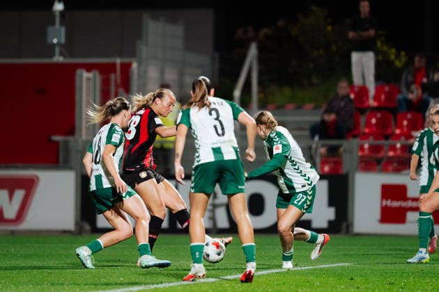 02.10.26, Women, Football, Google Pixel Frauen Bundesliga, Season 2026 2027, Bayer 04 Leverkusen - SV Werder Bremen, Matchday 6 Lobke Loonen ( 18 - Bayer 04 Leverkusen) shot on goal for the 3:2 goal Leverkusen Ulrich-Haberland-Stadion NRW Deutschland