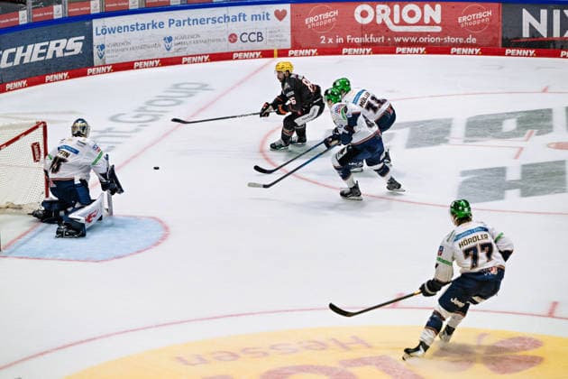 Jonas Neffin, Eisbären Berlin, 75; Cameron Brace, Löwen Frankfurt, 86 GER; Löwen Frankfurt vs. Eisbären Berlin, Ice Hockey, PENNY DEL, Matchday 5, 2026–2027 Season, October 2, 2026 GER, Löwen Frankfurt vs. Eisbären Berlin, Ice Hockey, PENNY DEL, Matchday 5, 2026–2027 Season, October 2, 2026 Frankfurt am Main Copyright: xEibner-Pressefoto AttilaxZigax EP_AZA