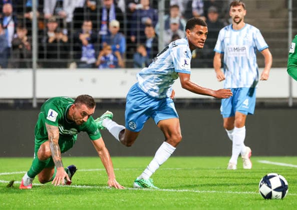 October 2, 2026, Germany, Stuttgart, Soccer, Regionalliga Südwest, SV Stuttgarter Kickers vs. Kickers Offenbach, from left: Robin Krauße (OFC), Melkamu (Frauendorf Kickers)