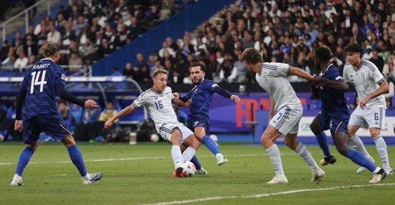 UEFA Nations League - France v Italy PARIS, FRANCE, OCTOBER 02: Davide Frattesi of Italy national team, Nationalteam has a shot on goal under pressure from Rayan Cherki of France National Team during The UEFA Nations League Group Stage match in Group A1 between France v Italy at Stade de France Stadium, Paris France, on October 02. (Photo by Daniel Weir) Paris Stade de France FRANCE Copyright: xDanielxWeir SportsxPressxPhotox Sportspressphoto_SPR243941