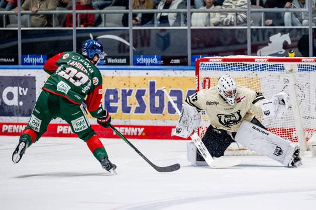 Jimmy Lambert, Augsburger Panther, 23, misses a shot against Hannibal Weitzmann, goaltender, Grizzlys Wolfsburg, 67 GER, Augsburger Panther vs. Grizzlys Wolfsburg, ice hockey, DEL, 2026–2027 season, Matchday 4, October 2, 2026 Photo: HMB Media, Heike Feiner Copyright: HMBxMedia HeikexFeiner