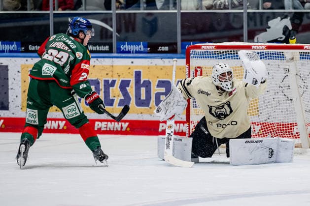 Jimmy Lambert, Augsburger Panther, 23, misses a shot against Hannibal Weitzmann, goaltender, Grizzlys Wolfsburg, 67 GER, Augsburger Panther vs. Grizzlys Wolfsburg, ice hockey, DEL, 2026–2027 season, Matchday 4, October 2, 2026 Photo: HMB Media, Heike Feiner Copyright: HMBxMedia HeikexFeiner