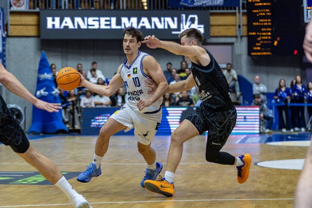 Head-to-Head: Gianni Otto (HAKRO Merlins Crailsheim), 10 Isaac Haney (Tigers Tübingen), 11 Mimik Dynamik, GER, HAKRO Merlins Crailsheim vs. Tigers Tübingen, Basketball, 2nd Basketball Bundesliga, Pro A, Matchday 2, 2026–2027 season, October 2, 2026, GER, HAKRO Merlins Crailsheim vs. Tigers Tübingen, Basketball, 2nd Basketball Bundesliga, Pro A, Matchday 2, 2026–2027 season, October 2, 2026, Ilshofen Copyright: xEibner-Pressefoto JanixPlessx EP_JPL