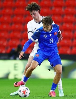 Archie Gray of England and Alexej Maros of Slovakia England U21, U 21 v Slovakia U21, UEFA European U21 Championship Qualifying, Football, bet365 Stadium, Stoke-on-Trent, UK - 02 Oct 2026Stoke-on-Trent bet365 Stadium United Kingdom  Copyright: xMattxWest Shutterstockx 17182547t