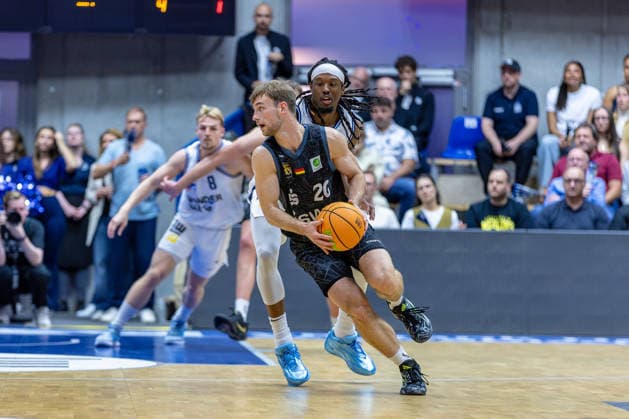Head-to-Head: Simon Feneberg (Tigers Tübingen), 20; Courtney Alexander (HAKRO Merlins Crailsheim), 02, GER, HAKRO Merlins Crailsheim vs. Tigers Tübingen, Basketball, 2nd Basketball Bundesliga, Pro A, Matchday 02, 2026–2027 season, October 2, 2026, GER, HAKRO Merlins Crailsheim vs. Tigers Tübingen, Basketball, 2nd Basketball Bundesliga, Pro A, Matchday 2, 2026–2027 season, October 2, 2026, Ilshofen Copyright: xEibner-Pressefoto JanixPlessx EP_JPL
