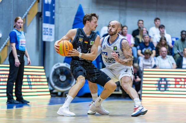 Head-to-Head: Lars Kamp (Tigers Tübingen), 07; Simon Krajcovic (HAKRO Merlins Crailsheim), 55, GER; HAKRO Merlins Crailsheim vs. Tigers Tübingen, Basketball, 2nd Basketball Bundesliga, Pro A, Matchday 02, 2026–2027 season, October 2, 2026, GER, HAKRO Merlins Crailsheim vs. Tigers Tübingen, Basketball, 2nd Basketball Bundesliga, Pro A, Matchday 2, 2026–2027 season, October 2, 2026, Ilshofen Copyright: xEibner-Pressefoto JanixPlessx EP_JPL