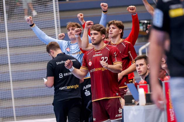 October 2, 2026, Matchday 6 of the 2nd Handball Bundesliga, TuSEM Essen vs. SC DHfK Leipzig. The team stands cheering on the sidelines in North Rhine-Westphalia, Germany