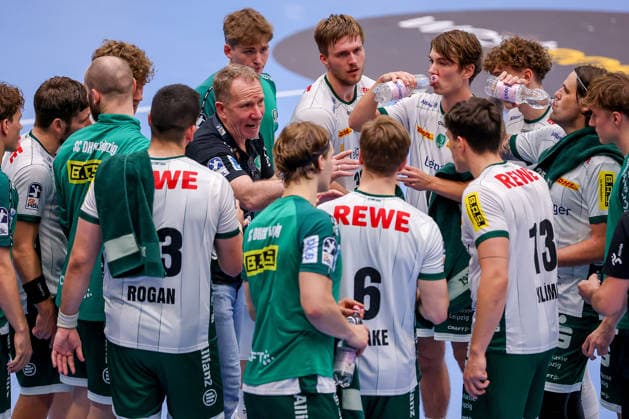 October 2, 2026, Matchday 6 of the 2nd Handball Bundesliga, TuSEM Essen vs. SC DHfK Leipzig; Coach Frank Carstens of SC DHfK Leipzig addresses the team during a timeout in North Rhine-Westphalia, Germany