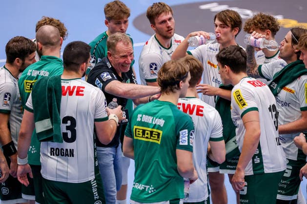 October 2, 2026, Matchday 6 of the 2nd Handball Bundesliga, TuSEM Essen vs. SC DHfK Leipzig; Coach Frank Carstens of SC DHfK Leipzig addresses the team during a timeout in North Rhine-Westphalia, Germany