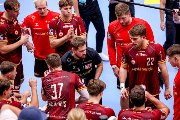October 2, 2026, Matchday 6 of the 2nd Handball Bundesliga, TuSEM Essen vs. SC DHfK Leipzig; Head Coach Kenji Hövels of TuSEM Essen HC addresses the team during a timeout in North Rhine-Westphalia, Germany