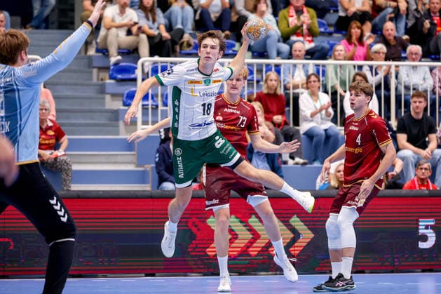 October 2, 2026, Matchday 6 of the 2nd Handball Bundesliga, TuSEM Essen vs. SC DHfK Leipzig: Staffan Peter (SC DHfK Leipzig) No. 18 shoots the ball at the goal defended by Finn Knaack (TuSEM Essen) 12, NRW, Germany