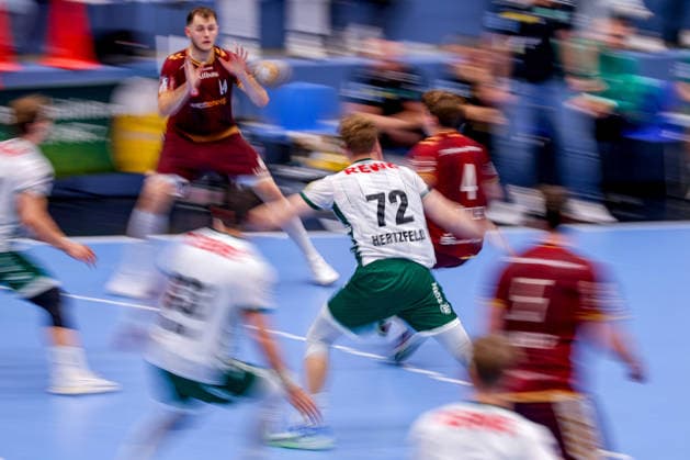 October 2, 2026, Matchday 6 of the 2nd Handball Bundesliga, TuSEM Essen vs. SC DHfK Leipzig: Felix Göttler of TuSEM Essen 04 battles for the ball against Tim Hertzfeld of SC DHfK Leipzig 72 at the circle; dynamic play in North Rhine-Westphalia, Germany