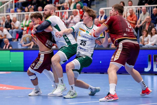 October 2, 2026, Matchday 6 of the 2nd Handball Bundesliga: TuSEM Essen vs. SC DHfK Leipzig. Nils Homscheid (TuSEM Essen 15) is marked in the circle by Moritz Preuss (SC DHfK Leipzig 67) and Caspar Gauer (SC DHfK Leipzig 25). North Rhine-Westphalia, Germany