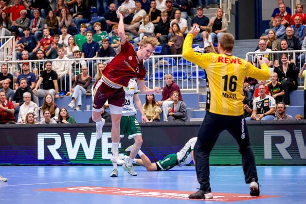 October 2, 2026, Matchday 6 of the 2nd Handball Bundesliga, TuSEM Essen vs. SC DHfK Leipzig: Finley Werschkull of TuSEM Essen (No. 73) shoots the ball toward the goal defended by Tomas Mrkva of SC DHfK Leipzig (No. 16), NRW, Germany