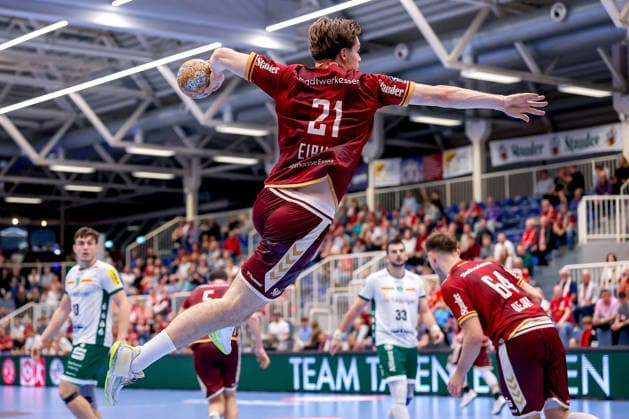 October 2, 2026, Matchday 6 of the 2nd Handball Bundesliga, TuSEM Essen vs. SC DHfK Leipzig; Felix Eißing of TuSEM Essen 21 shoots the ball toward the goal; North Rhine-Westphalia, Germany