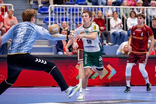 October 2, 2026, Matchday 6 of the 2nd Handball Bundesliga, TuSEM Essen vs. SC DHfK Leipzig: Staffan Peter (SC DHfK Leipzig) No. 18 shoots the ball at the goal defended by Finn Knaack (TuSEM Essen) 12, NRW, Germany