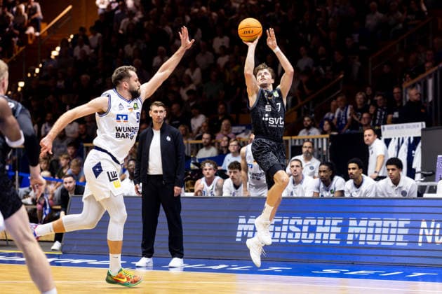 HAKRO Merlins Crailsheim vs. Tübingen Tigers, Men s, 2nd Bundesliga, Barmer 2 Basketball Bundesliga, Pro A, Matchday 2, 2026–2027 Season, October 2, 2026: Lars Kamp of the Tigers Tübingen, 7, scores a one-legged three-pointer against Hendrik Helge Drescher of the HAKRO Merlins Crailsheim, 9