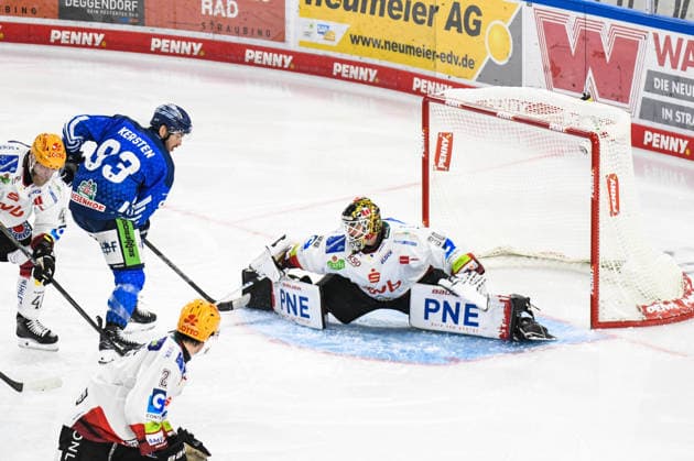 Straubing Tigers vs. Pinguins Bremerhaven, Ice Hockey, German Ice Hockey League, Penny DEL, Matchday 5, 2026–2027 Season, October 2, 2026: Spencer Kersten of the Straubing Tigers narrowly misses the goal against Kristers Gudlevskis of the Pinguins Bremerhaven, Men’s Ice Hockey, German Ice Hockey League, Penny DEL, Matchday 5, 2026–2027 Season on October 2, 2026, at the Eisstadion am Pulverturm, Straubing Tigers (blue) vs. Pinguins Bremerhaven (white)