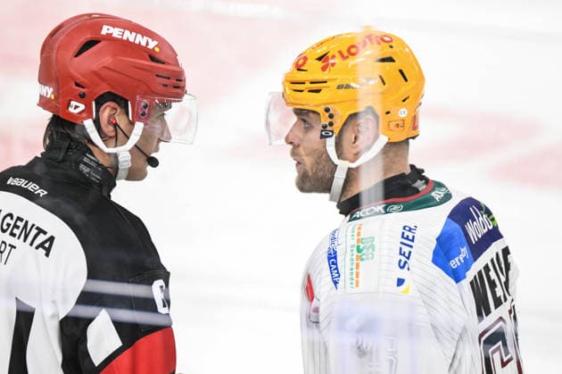 Straubing Tigers vs. Pinguins Bremerhaven, Ice Hockey, German Ice Hockey League, Penny DEL, Matchday 5, 2026–2027 Season, October 2, 2026: Christian Wejse of the Pinguins Bremerhaven in conversation with referee Lukas Voit, Men’s Ice Hockey, German Ice Hockey League, Penny DEL, Matchday 5, 2026–2027 season on October 2, 2026, at the Eisstadion am Pulverturm, Straubing Tigers (blue) vs. Pinguins Bremerhaven (white)