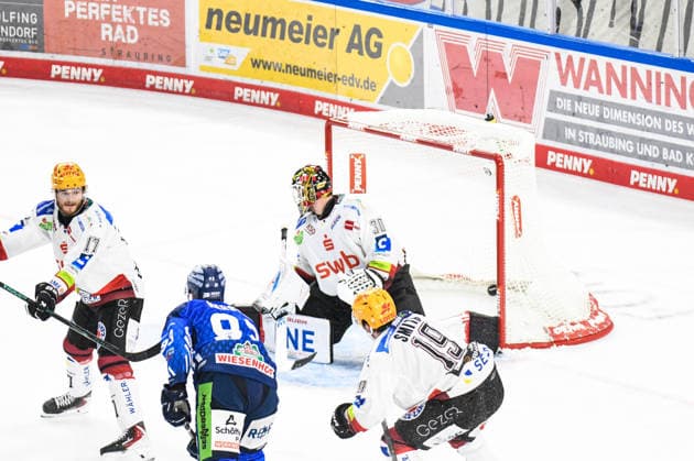 Straubing Tigers vs. Pinguins Bremerhaven, Ice Hockey, German Ice Hockey League, Penny DEL, Matchday 5, 2026–2027 Season, October 2, 2026: Spencer Kersten of the Straubing Tigers beats Kristers Gudlevskis of the Pinguins Bremerhaven, Men’s Ice Hockey, German Ice Hockey League, Penny DEL, Matchday 5, 2026–2027 Season on October 2, 2026, at the Eisstadion am Pulverturm, Straubing Tigers (blue) vs. Pinguins Bremerhaven (white)