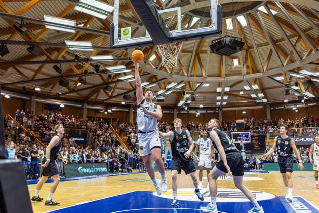 Layup by Courtney Alexander (HAKRO Merlins Crailsheim), 02; behind him, Aron Heberle (Tigers Tübingen), 17; Peyton Kennedy Gerald (HAKRO Merlins Crailsheim), 13; Kristian Henning Sjolund (Tigers Tübingen), 12; Lars Kamp (Tigers Tübingen), 07, GER, HAKRO Merlins Crailsheim vs. Tigers Tübingen, Basketball, 2nd Basketball Bundesliga, Pro A, Matchday 02, 2026–2027 season, October 2, 2026, GER, HAKRO Merlins Crailsheim vs. Tigers Tübingen, Basketball, 2nd Basketball Bundesliga, Pro A, Matchday 2, 2026–2027 Season, October 2, 2026, Ilshofen Copyright: xEibner-Pressefoto JanixPlessx EP_JPL