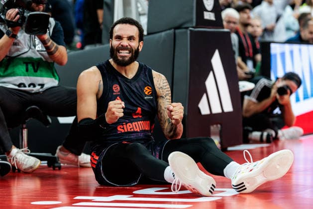 MUNICH, GERMANY - OCTOBER 02: Duane Washington (FC Bayern Muenchen, 4) cheers sitting on the floor during the Turkish Airlines EuroLeague match between FC Bayern Muenchen vs. Partizan Mozzart Bet Belgrade at SAP Garden on round 3 of Turkish Airlines EuroLeague on October 02, 2026 in Munich, Germany. Bavaria Germany Copyright: xSteffiexWunderlx