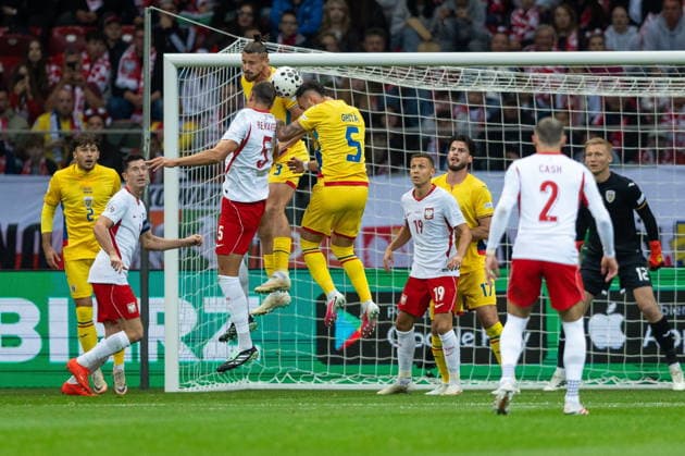 WARSAW, POLAND - OCTOBER 2: Jan Bednarek and Virgil Ghita during the UEFA Nations League Group B4 Round 3 MD1 match between Poland nad Romania at PGE Narodowy on October 2, 2026 in Warsaw, Poland --- Pilka nozna. Liga Narodow. Polska - Rumunia. (Photo by Igor Jakubowski Arena Akcji) NEWSPIX.PL --- newspix.pl POLAND OUT! 
