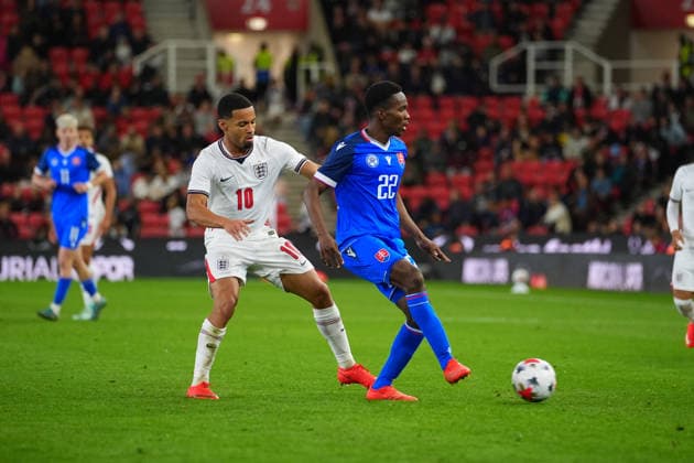 England U21, U 21 and Slovakia U21 players battle for possession during the UEFA U21 EURO 2027 qualifying match between England U21 and Slovakia U21 at bet365 Stadium, Stoke-on-Trent, England. (Photo by Jay Soundo) Copyright: xJayxSoundox xSportsxPressxPhotox Sportspressphoto_SPR243964