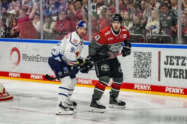 Ice Hockey: DEL, Matchday 5—Cologne Sharks vs. EHC Red Bull Munich on October 2, 2026, at the Lanxess Arena in Cologne. Maximilian Kastner (Munich), on the left, Patrick Russell (Cologne); on the right, In accordance with the regulations of the DEL (German Ice Hockey League), the publication and further use of the footage in electronic media and on devices of any kind during the game is not permitted. xDMx
