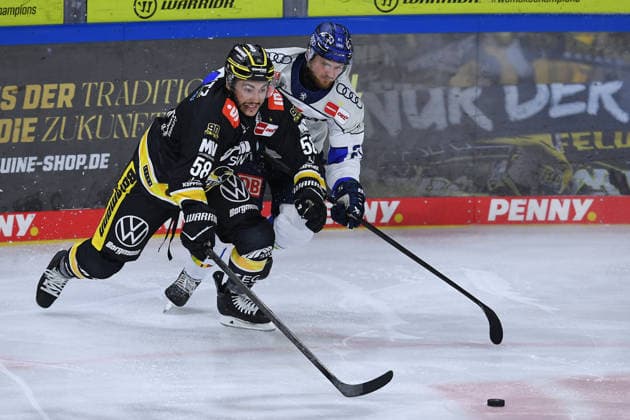 Ice Hockey: Penny DEL, Matchday 5—Krefeld Pinguine vs. ERC Ingolstadt on October 2, 2026, at the Yayla Arena in Krefeld. Phil Varone (Krefeld), in the foreground: Nicolas Appendino (Ingolstadt); in the background: In accordance with the guidelines of the DEL (German Ice Hockey League), the publication and further use of the footage in electronic media and on devices of any kind during the game is not permitted. xRx