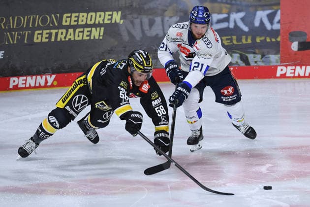 Ice Hockey: Penny DEL, Matchday 5—Krefeld Pinguine vs. ERC Ingolstadt on October 2, 2026, at the Yayla Arena in Krefeld. Phil Varone (Krefeld), on the left, Nicolas Appendino (Ingolstadt); on the right. In accordance with the regulations of the DEL (German Ice Hockey League), the publication and further use of the images in electronic media and on devices of any kind during the game is not permitted. xRx