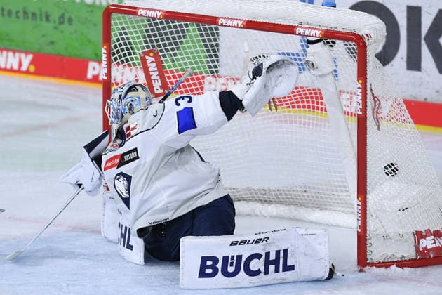Ice Hockey: DEL Matchday 5—Krefeld Pinguine vs. ERC Ingolstadt on October 2, 2026, at the Yayla Arena in Krefeld. Luca Hauf scores the 1–0 goal for Krefeld; Devin Williams scores for Ingolstadt, but Ingolstadt is defeated. In accordance with the regulations of the DEL (German Ice Hockey League), the publication and further use of the footage in electronic media and on devices of any kind during the game is not permitted xRx
