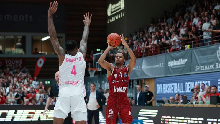 Pictured from left: Jeff Garrett Jr. of Telekom Baskets Bonn, 4, defending against a three-point shot by Sam Griffin of Wuerzburg Baskets, 4, shortly before the end of the game on October 2, 2026, Fitness First Würzburg Baskets vs. Telekom Baskets Bonn, easyCredit BBL, Matchday 4, Germany, 97072, tectake Arena Würzburg, Copyright: HMBxMedia xJulienxBecker