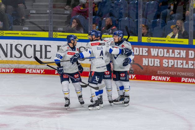 Goal celebration in Ingolstadt, GER, Krefeld Pinguine vs. ERC Ingolstadt, ice hockey, PENNY DEL, Matchday 5, 2026–2027 season, October 2, 2026, GER, Krefeld Pinguine vs. ERC Ingolstadt, Ice Hockey, PENNY DEL, Matchday 5, 2026–2027 Season, October 2, 2026, Krefeld Copyright: xEibner-Pressefoto FabianxFriesex EP_FFE