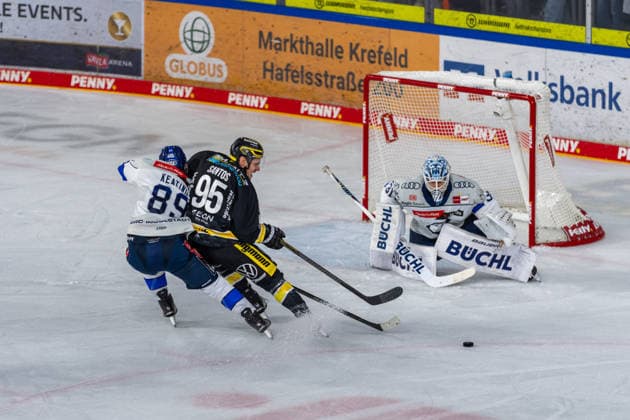 Austen Keating (ERC Ingolstadt, 89) stops a shot by Mathew Santos (Krefeld Pinguine, 95), GER, Krefeld Pinguine vs. ERC Ingolstadt, ice hockey, PENNY DEL, Matchday 5, 2026–2027 season, October 2, 2026, GER, Krefeld Pinguine vs. ERC Ingolstadt, Ice Hockey, PENNY DEL, Matchday 5, 2026–2027 Season, October 2, 2026, Krefeld Copyright: xEibner-Pressefoto FabianxFriesex EP_FFE