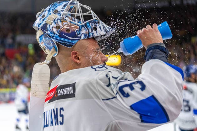 Water break for Devin Williams ERC Ingolstadt, 31, GER, Krefeld Pinguine vs. ERC Ingolstadt, ice hockey, PENNY DEL, Matchday 5, 2026–2027 season, October 2, 2026, GER, Krefeld Pinguine vs. ERC Ingolstadt, ice hockey, PENNY DEL, Matchday 5, 2026–2027 season, October 2, 2026, Krefeld Copyright: xEibner-Pressefoto FabianxFriesex EP_FFE
