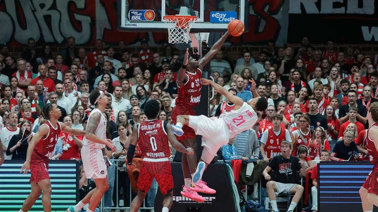Pictured from left: Charles Thompson of the Würzburg Baskets, No. 32, blocks a shot under the basket by Joel Aminu of the Telekom Baskets Bonn, No. 21, on February 10, 2026, Fitness First Würzburg Baskets vs. Telekom Baskets Bonn, easyCredit BBL, Matchday 4, Germany, 97072, tectake Arena Würzburg, Copyright: HMBxMedia xJulienxBecker