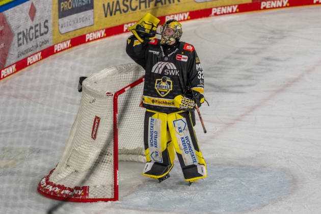 Water break for Juha Jatkola, Krefeld Pinguine, 32, GER, Krefeld Pinguine vs. ERC Ingolstadt, ice hockey, PENNY DEL, Matchday 5, 2026–2027 season, October 2, 2026, GER, Krefeld Pinguine vs. ERC Ingolstadt, Ice Hockey, PENNY DEL, Matchday 5, 2026–2027 Season, October 2, 2026, Krefeld Copyright: xEibner-Pressefoto FabianxFriesex EP_FFE