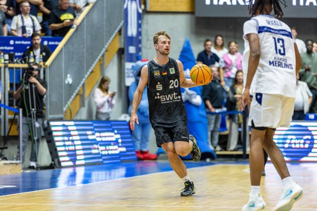 Simon Feneberg of the Tigers Tübingen, No. 20, drives the ball dynamically, GER, HAKRO Merlins Crailsheim vs. Tigers Tübingen, Basketball, 2nd Basketball Bundesliga, Pro A, Matchday 2, 2026–2027 season, October 2, 2026, GER, HAKRO Merlins Crailsheim vs. Tigers Tübingen, Basketball, 2nd Basketball Bundesliga, Pro A, Matchday 2, 2026–2027 season, October 2, 2026, Ilshofen Copyright: xEibner-Pressefoto JanixPlessx EP_JPL