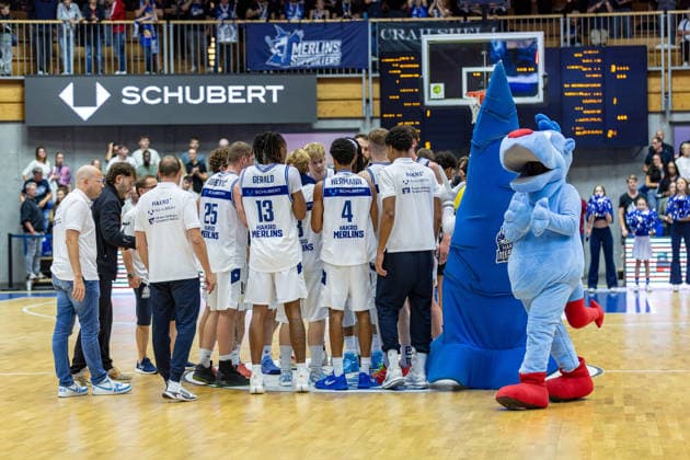 Team huddle at center circle with the mascot following the Merlins home victory over the Tigers, GER, HAKRO Merlins Crailsheim vs. Tigers Tübingen, Basketball, 2nd Basketball Bundesliga, Pro A, Matchday 2, 2026–2027 season, October 2, 2026, GER, HAKRO Merlins Crailsheim vs. Tigers Tübingen, Basketball, 2nd Basketball Bundesliga, Pro A, Matchday 2, 2026–2027 season, October 2, 2026, Ilshofen Copyright: xEibner-Pressefoto JanixPlessx EP_JPL