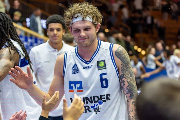Booker Coplin of the HAKRO Merlins Crailsheim celebrates after the game by high-fiving fans, GER, HAKRO Merlins Crailsheim vs. Tigers Tübingen, Basketball, 2nd Basketball Bundesliga, Pro A, Matchday 02, 2026–2027 season, October 2, 2026, GER, HAKRO Merlins Crailsheim vs. Tigers Tübingen, Basketball, 2nd Basketball Bundesliga, Pro A, Matchday 2, 2026–2027 season, October 2, 2026, Ilshofen Copyright: xEibner-Pressefoto JanixPlessx EP_JPL
