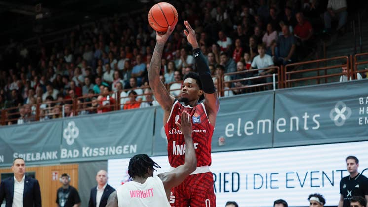 Pictured from left: John Michael Wright of Telekom Baskets Bonn (1) against Eddie Colbert III of Wuerzburg Baskets (0) on a three-point shot, October 2, 2026, Fitness First Würzburg Baskets vs. Telekom Baskets Bonn, easyCredit BBL, Matchday 4, Germany, 97072, tectake Arena Würzburg, Copyright: HMBxMedia xJulienxBecker