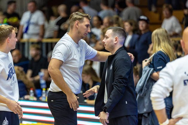 Florian Flabb of the HAKRO Merlins Crailsheim and Head Coach Tom Walther of the HAKRO Merlins Crailsheim, Assistant Coach, embrace each other and celebrate the home victory, GER, HAKRO Merlins Crailsheim vs. Tigers Tübingen, Basketball, 2nd Basketball Bundesliga, Pro A, Matchday 2, 2026–2027 season, October 2, 2026, GER, HAKRO Merlins Crailsheim vs. Tigers Tübingen, Basketball, 2nd Basketball Bundesliga, Pro A, Matchday 2, 2026–2027 season, October 2, 2026, Ilshofen Copyright: xEibner-Pressefoto JanixPlessx EP_JPL